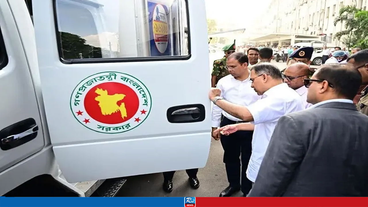 নিরাপদ খাদ্য পরীক্ষার ভ্রাম্যমাণ ল্যাব পরিদর্শন করলেন প্রধানমন্ত্রী