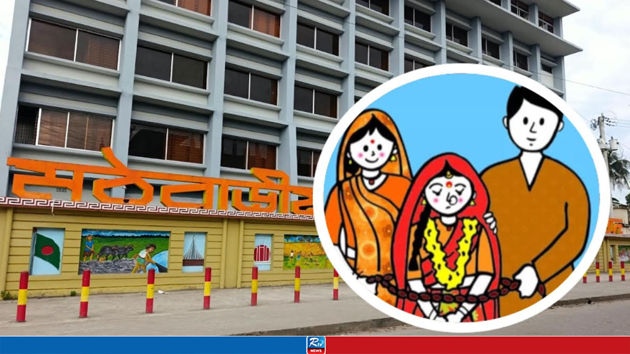 লালশাড়িতেই হারিয়ে গেল ‘দৌড়ে বেড়ানো’ শৈশব!
