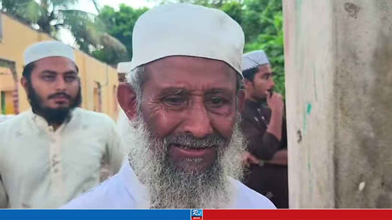 সাগরে বিলীন বাবার কবর, কান্না থামছে না বৃদ্ধ জাকির হোসেনের