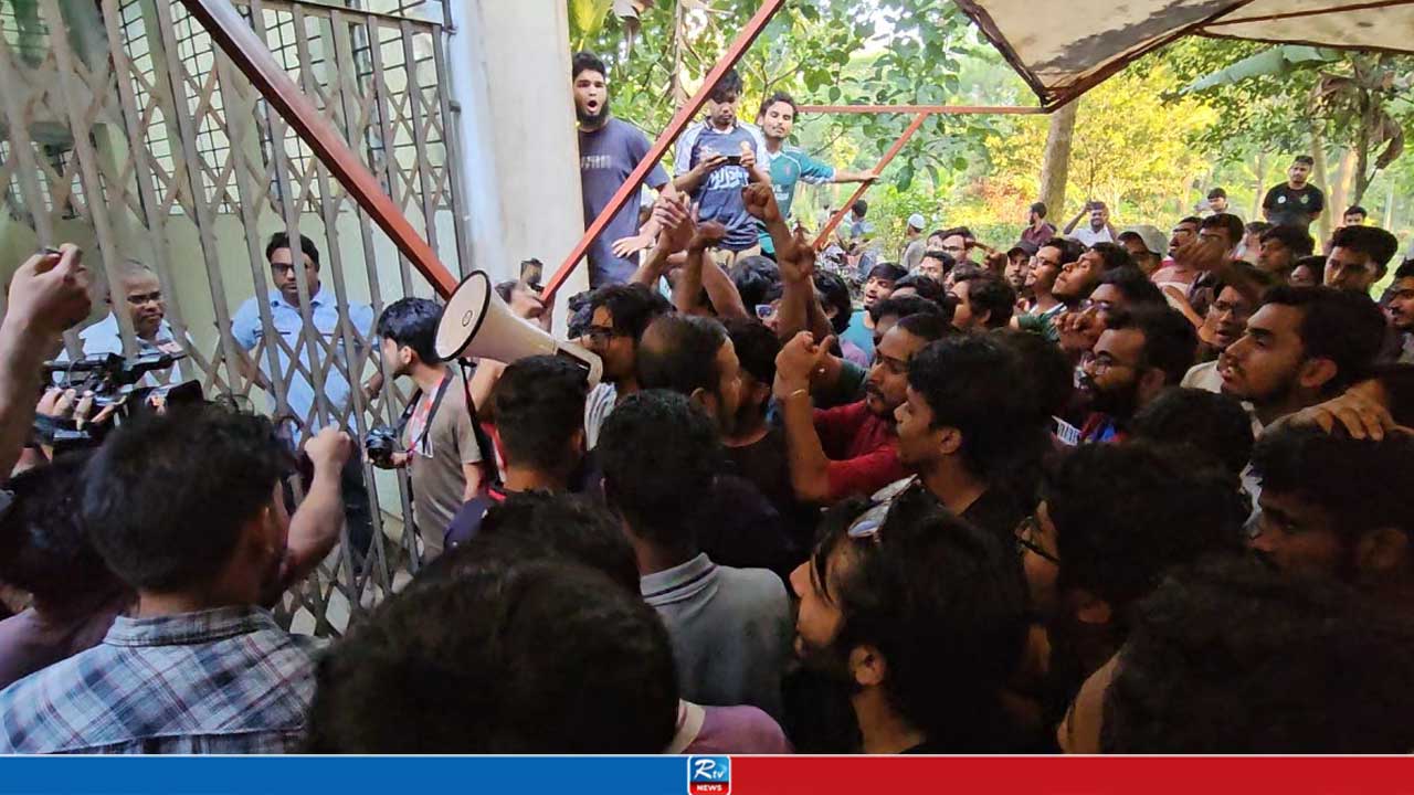 উপাচার্য ক্যাম্পাসে ফিরলে আরও কঠোর আন্দোলনের হুঁশিয়ারি চুয়েট শিক্ষার্থীদের
