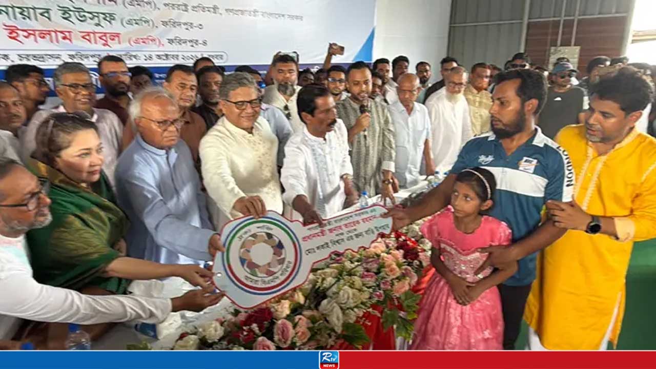 প্রধানমন্ত্রীর উদ্যোগে নতুন ঘর পেল অসহায় লকাই বিশ্বাসের পরিবার