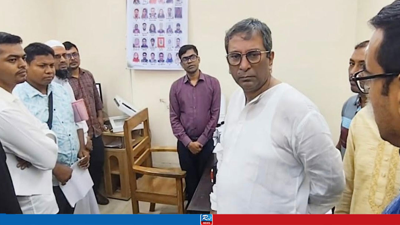 হঠাৎ পাসপোর্ট অফিসে এমপি মানিক, ধরলেন ৩ দালাল