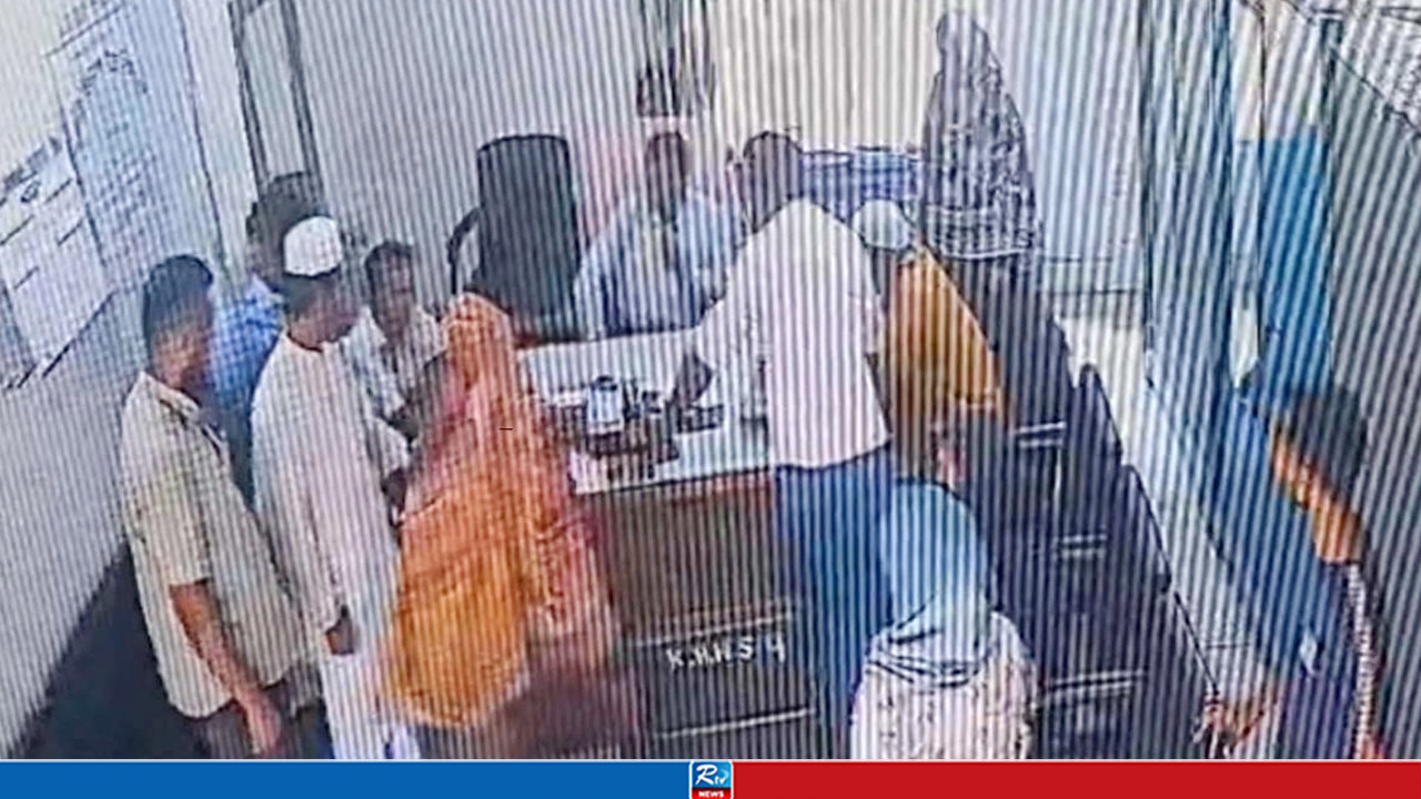 স্কুলশিক্ষিকাকে নেতার থাপ্পড়, ভিডিও ভাইরাল