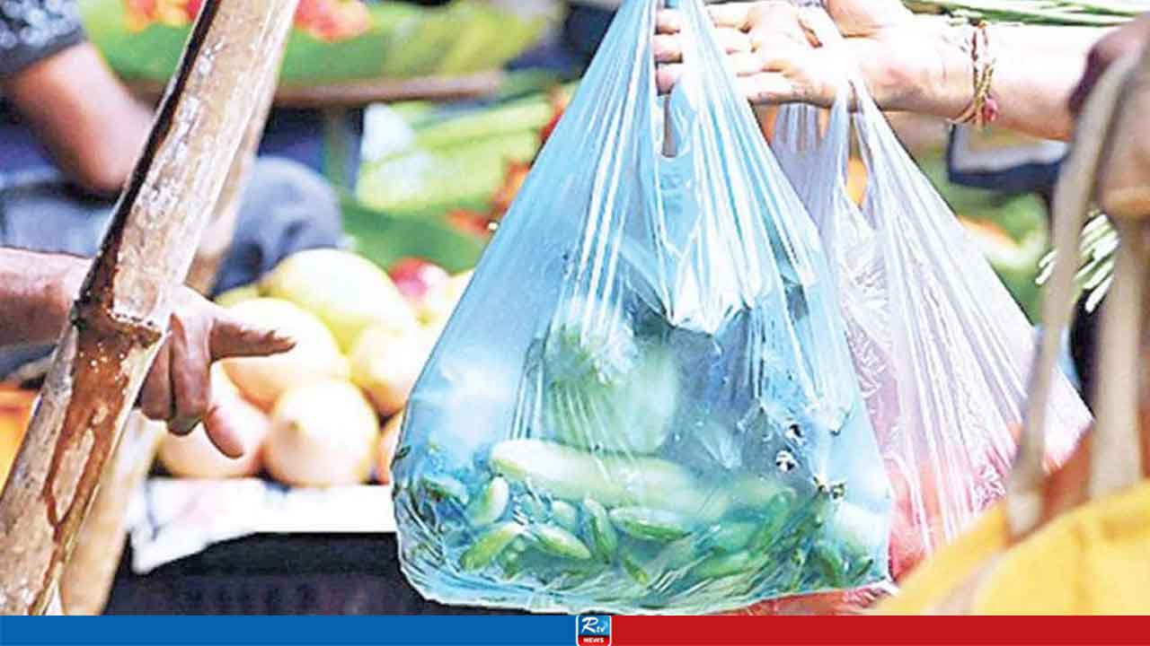 বাজারে ‘হেসেখেলে’ বেড়াচ্ছে পলিথিন