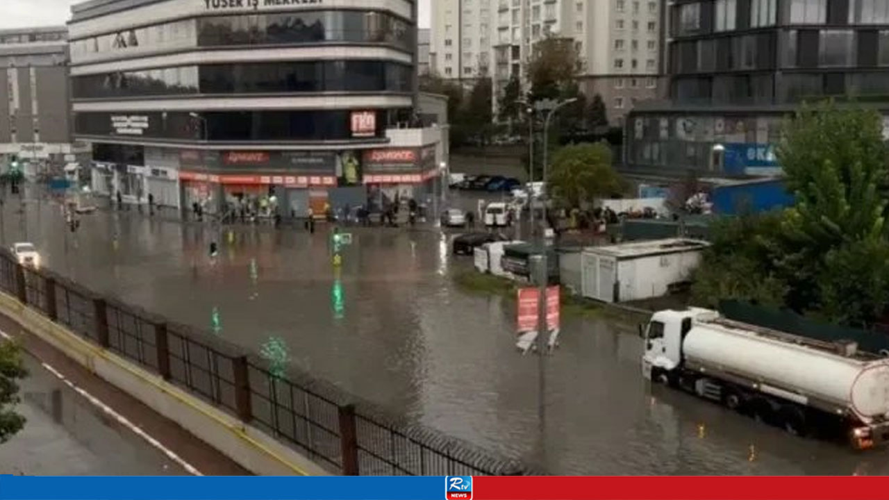 Heavy Downpours Paralysed Istanbul, Leaving 2 Dead and Hundreds Stranded