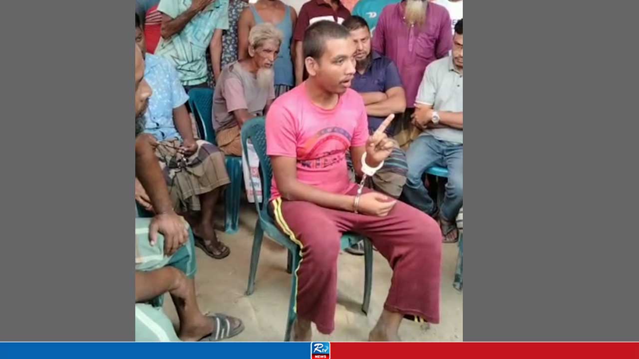 পূজা মণ্ডপে কুড়াল হাতে ‘ঘুরঘুর’, এরপর যা ঘটল