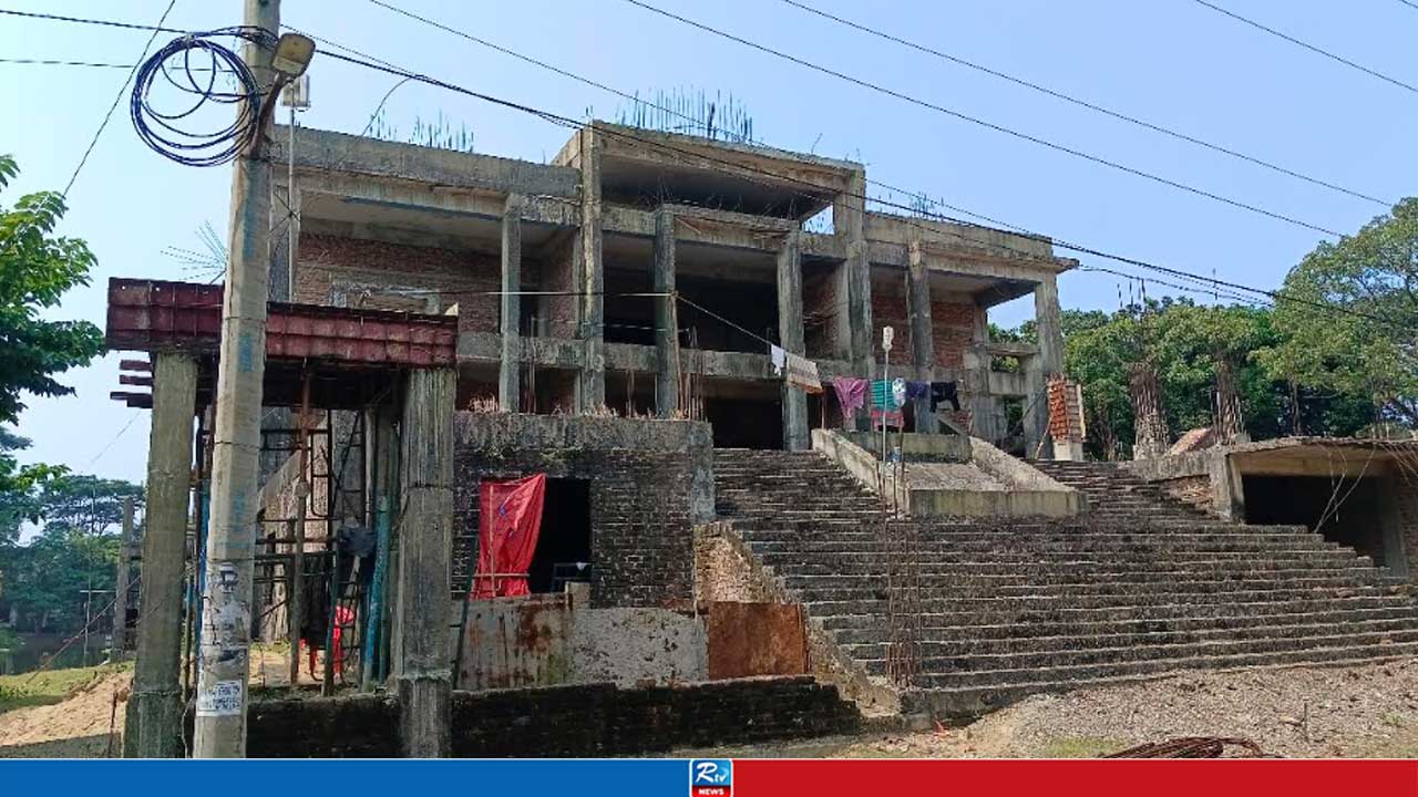 অর্ধযুগেও শেষ হয়নি মডেল মসজিদের নির্মাণকাজ, ক্ষুব্ধ মুসল্লিরা