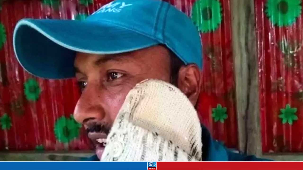 ছাত্রদলে পদ না পেয়ে নিজের গালে নিজের জুতাপেটা