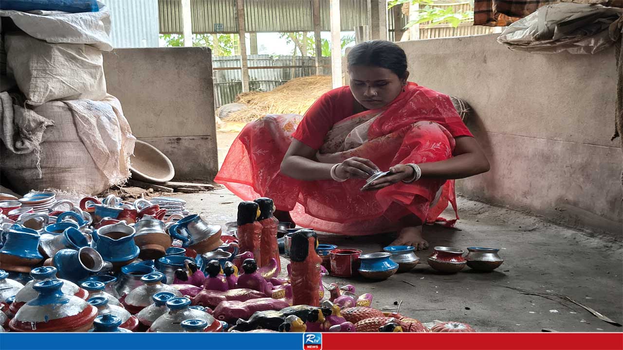 এক হাতে মাটি অন্য হাতে রং-তুলি, দম ফেলার ফুরসত নেই কনিকার
