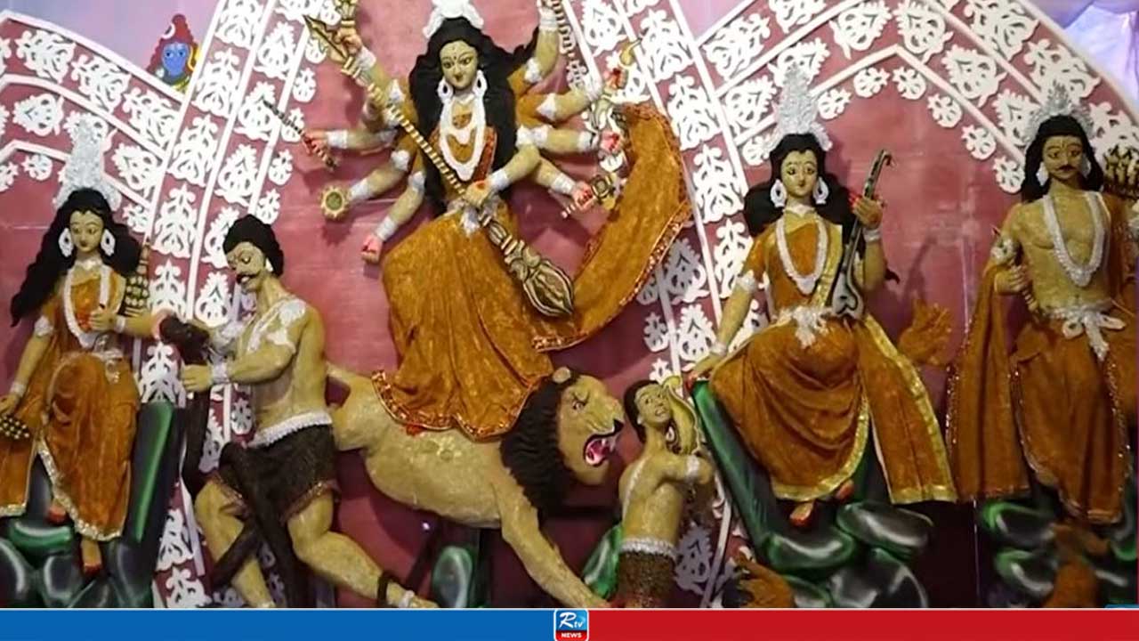 নজর কাড়ছে ৪০ কেজি শস্যদানার দুর্গাপ্রতিমা