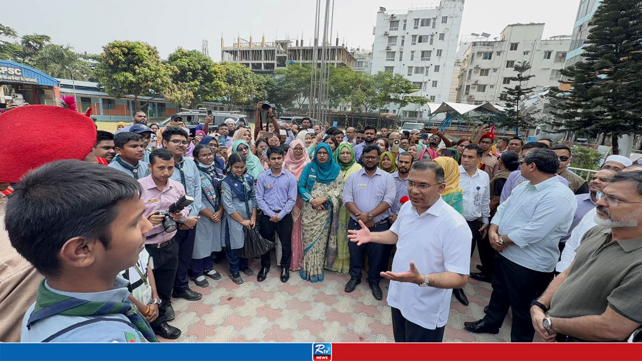 নিজ কলেজ প্রাঙ্গণেও গেলেন প্রধানমন্ত্রী, শিক্ষার্থীদের দিলেন দেশ গড়ার বার্তা