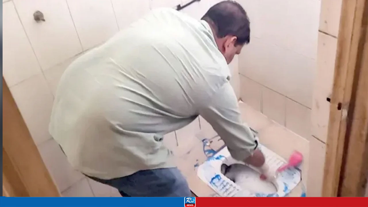 হাসপাতালের টয়লেট নিজ হাতে পরিষ্কার করলেন এমপি খোকন