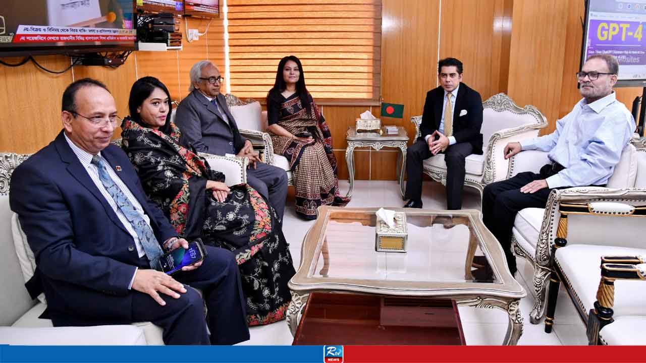 তথ্যমন্ত্রীর সঙ্গে নবনিযুক্ত প্রধান তথ্য কমিশনার ও দুই কমিশনারের সাক্ষাৎ