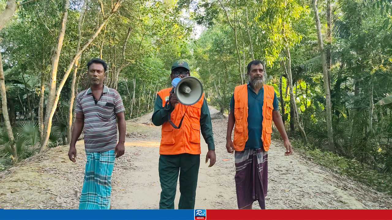 লোকালয়ে বাঘের পায়ের ছাপ ঘিরে আতঙ্ক, সতর্ক করতে মাইকিং