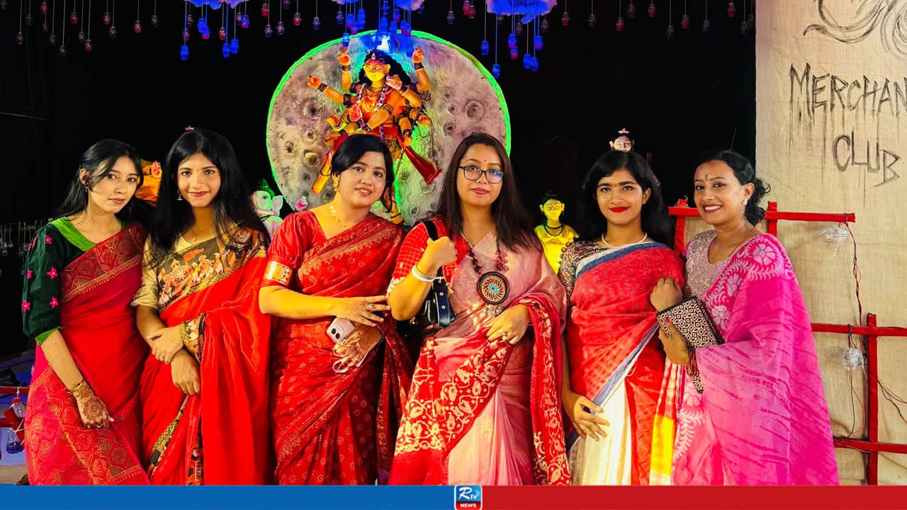 পূজা-অর্চনা, আরতি ও পুষ্পাঞ্জলিতে চলছে দুর্গোৎসবের বিদায়পর্ব