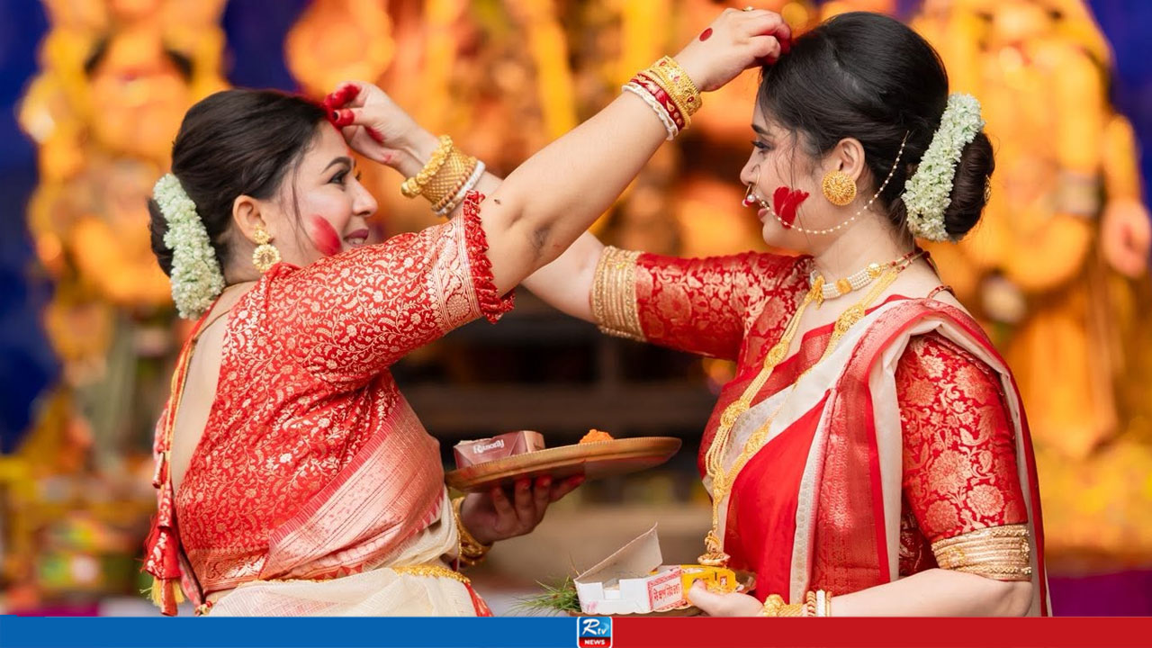 সিঁদুর খেলায় দুর্গার বিদায়, ‘আসছে বছর আবার হবে’