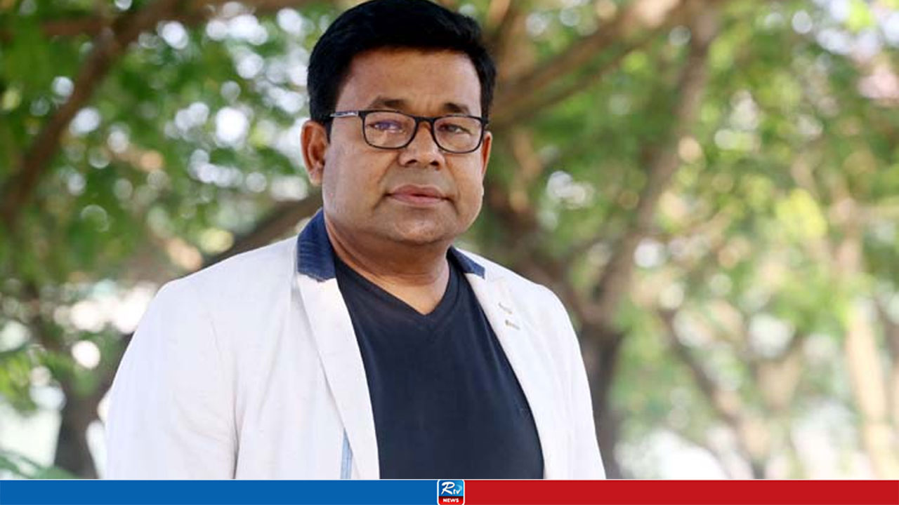 বিরতি ভেঙে সিনেমার গানে মনির খান