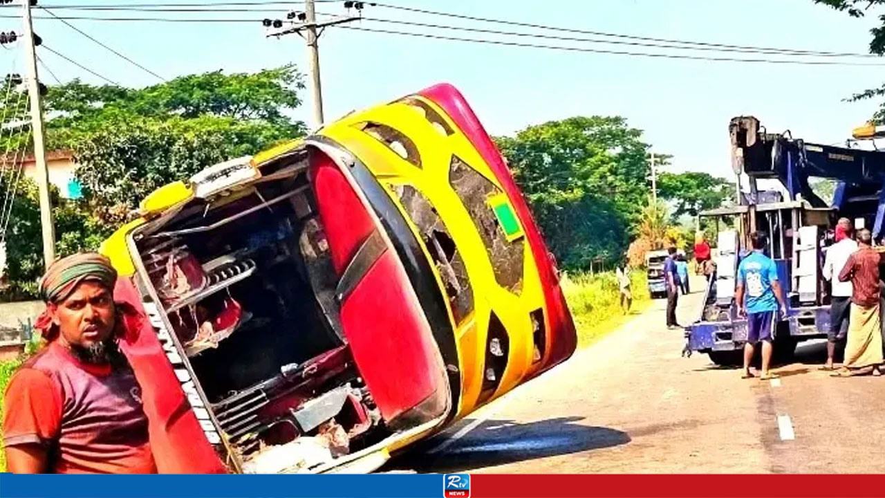পর্যটকবাহী বাস চালাচ্ছিলেন হেল্পার, নিয়ন্ত্রণ হারিয়ে খাদে
