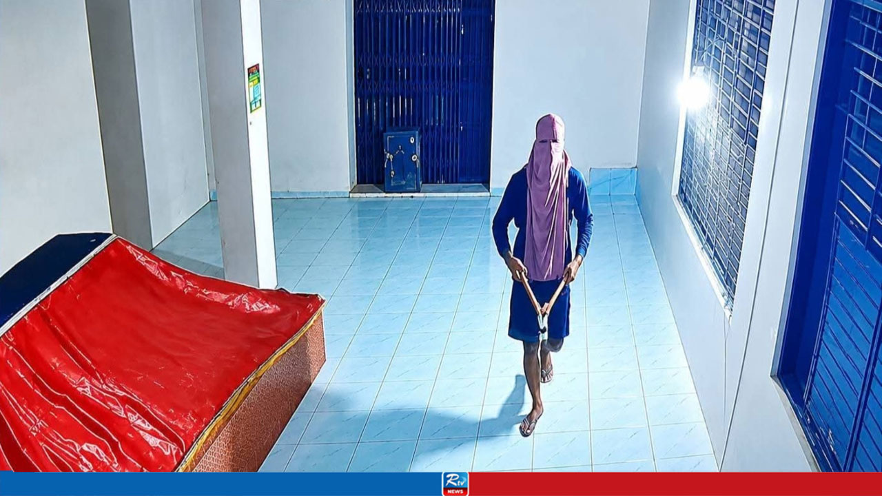 মাজারের জানালার গ্রিল কেটে দানের টাকা চুরি