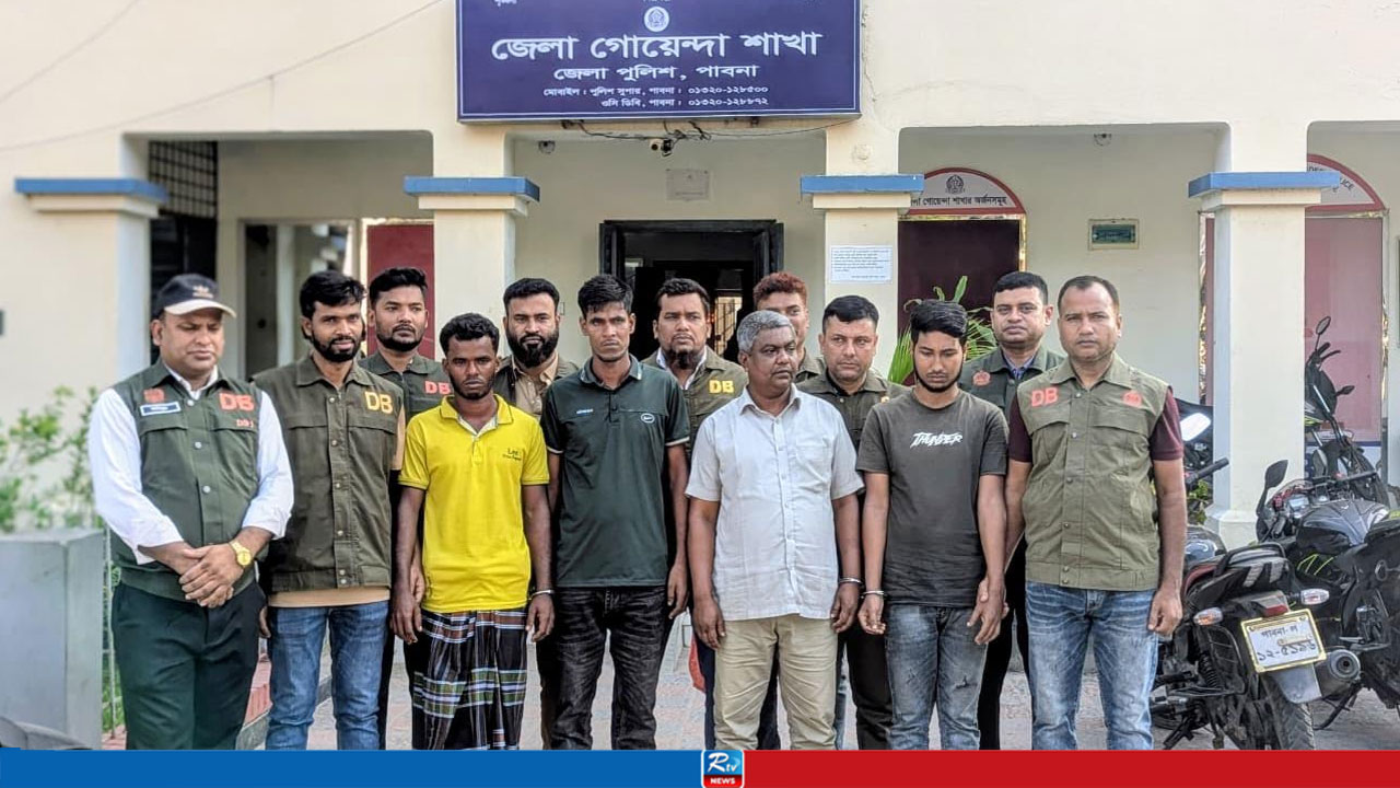 পাবনায় বিদেশি রিভলবার ও চার ওয়ান শুটারগানসহ গ্রেপ্তার ৪