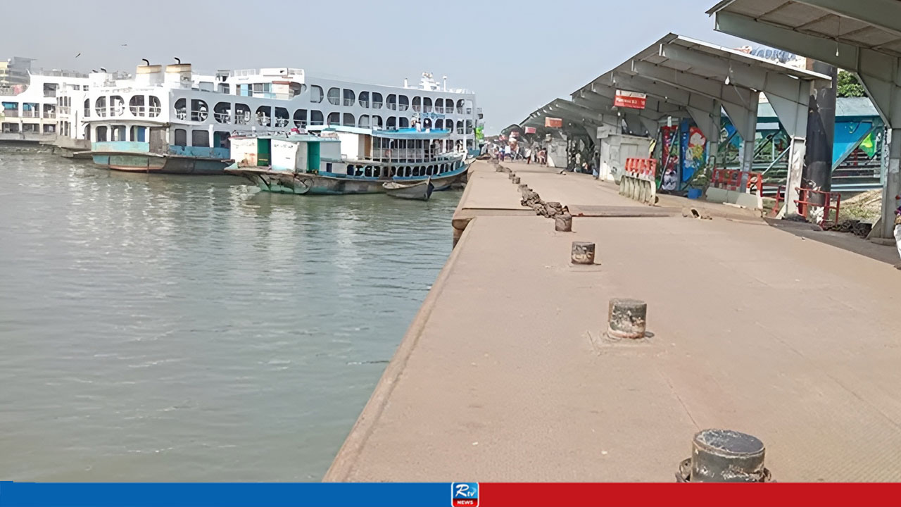 পূজার ছুটিতে ফাঁকা সদরঘাট, নেই চিরচেনা ভিড়