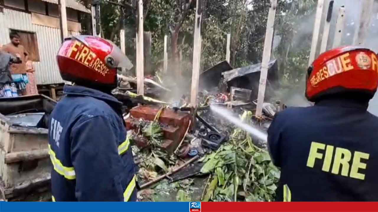 শর্টসার্কিট থেকে বসতঘরে আগুন, পুড়ে ছাই আসবাবপত্র