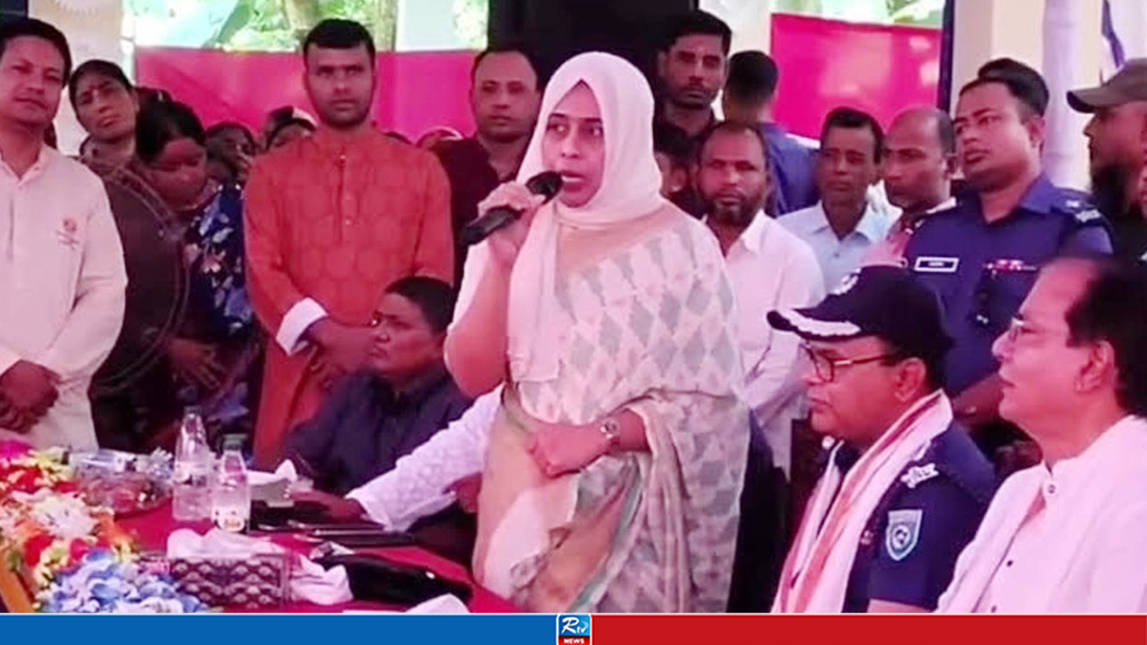দেড় মিনিটের বক্তব্যে মন্ত্রীকে ২৫ বার ‘স্যার’ বললেন ইউএনও