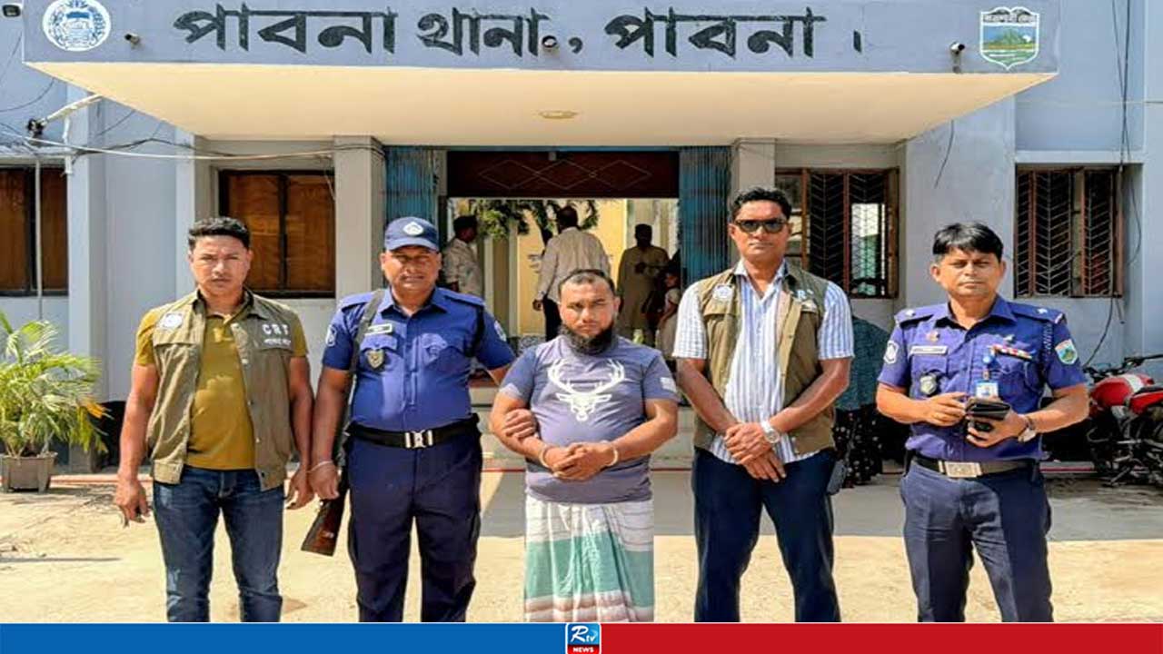 গভীর রাতে শিক্ষার্থীকে জোর করে শয়নকক্ষে নিয়ে গেলেন শিক্ষক, অতঃপর...