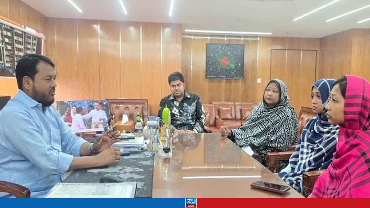 প্রধানমন্ত্রীর নির্দেশে সেই অসহায় পরিবারের পাশে রাসিক প্রশাসক