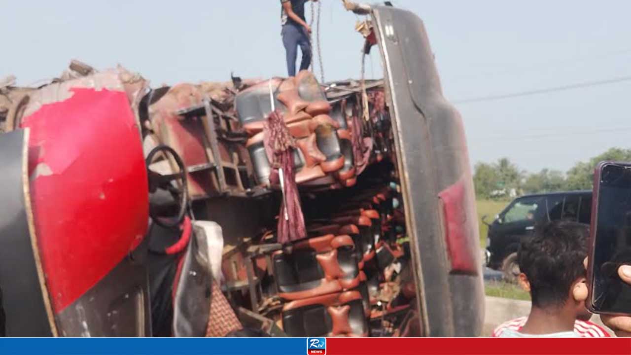 সরাইলে বাস-ট্রাকের মুখোমুখি সংঘর্ষ, নিহত ২