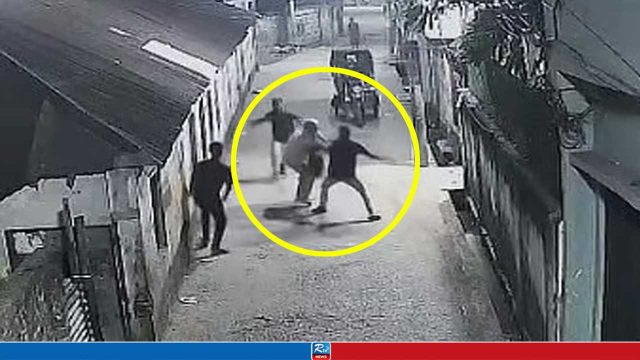 ১২ সেকেন্ডে ব্যাগ ছিনতাই, পেছনে ছুটলেন বৃদ্ধ