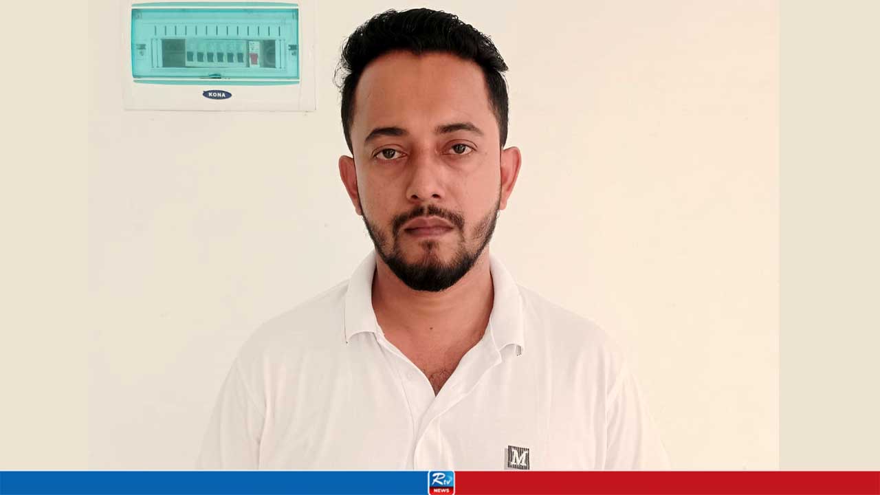 ভারতে পালানোর সময় ছাত্রলীগ নেতা ধরা