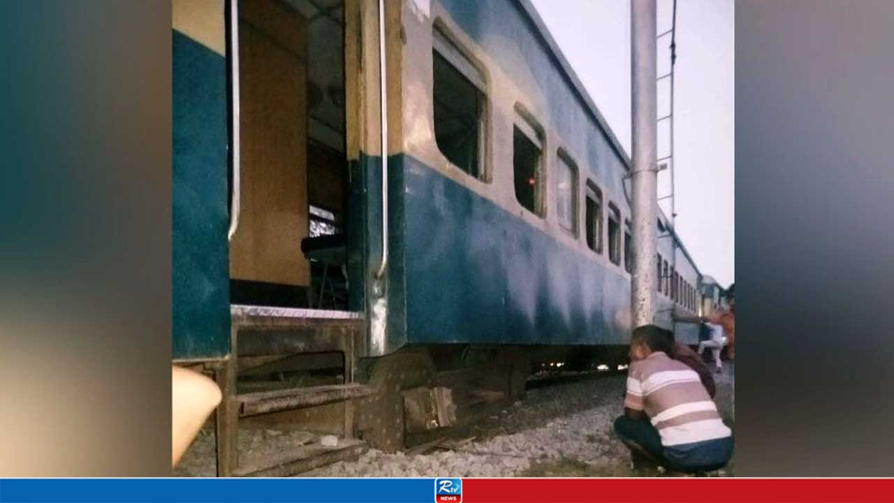 ‘দোলনচাঁপা এক্সপ্রেস’ লাইনচ্যুত হয়ে পার্বতীপুর-রংপুর রুটে ট্রেন চলাচল বন্ধ, চালক ও গার্ডকে বেদম পিটুনি