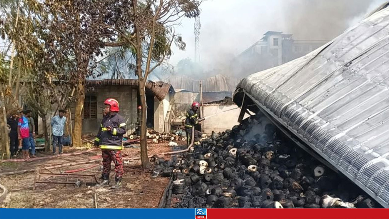 ৯ ইউনিটের সাড়ে তিন ঘণ্টার চেষ্টায় নিয়ন্ত্রণে গাজীপুরের আগুন