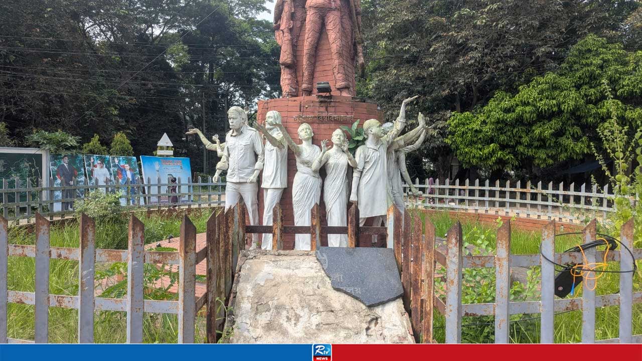 চাকসুর মেয়াদ পূর্ণ হলেও ভাঙা মুক্তিযুদ্ধ স্মৃতিস্তম্ভ নজরে আসেনি মুক্তিযুদ্ধ সম্পাদকের