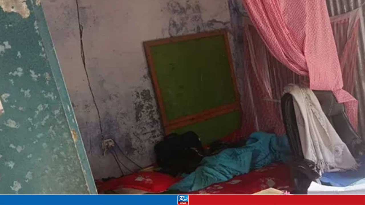 মাথা টেপানোর ‘বাহানায়’ ডেকে ছাত্রের মুখে রুমাল চেপে ধরেন মাদরাসাশিক্ষক