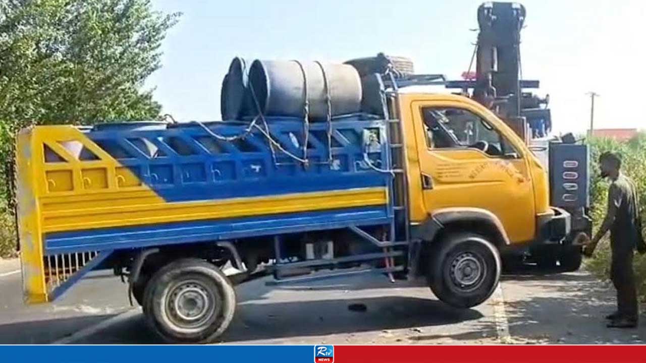 পিকআপের ধাক্কায় প্রাণ গেল বাবা-মেয়ের
