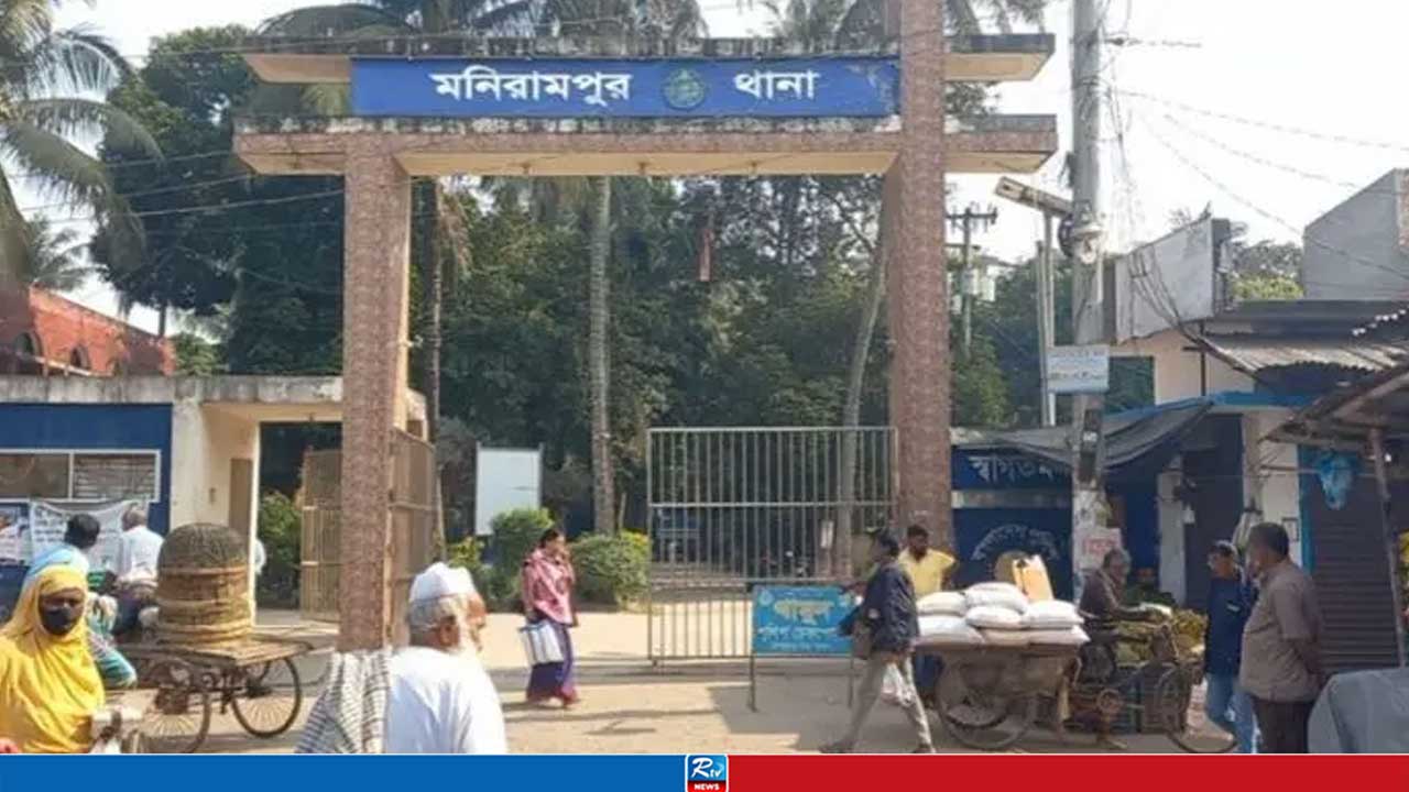 মোটরসাইকেলের পেছনে পিকআপের ধাক্কা, প্রাণ গেল মা ও শিশুর