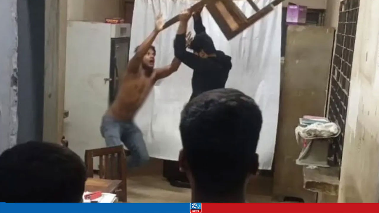 হাসপাতালে ঢুকে স্বেচ্ছাসেবক দল নেতাকে বেধড়ক পিটুনি, ভিডিও ভাইরাল