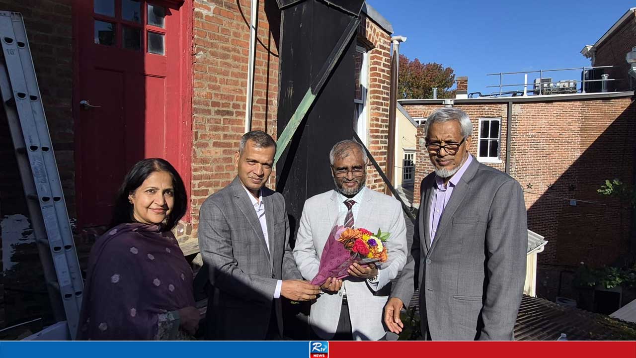 ওয়াশিংটন ডিসিতে রাবি অ্যালামনাইয়ের পক্ষ থেকে ড. মেহেদীকে ফুলেল শুভেচ্ছা
