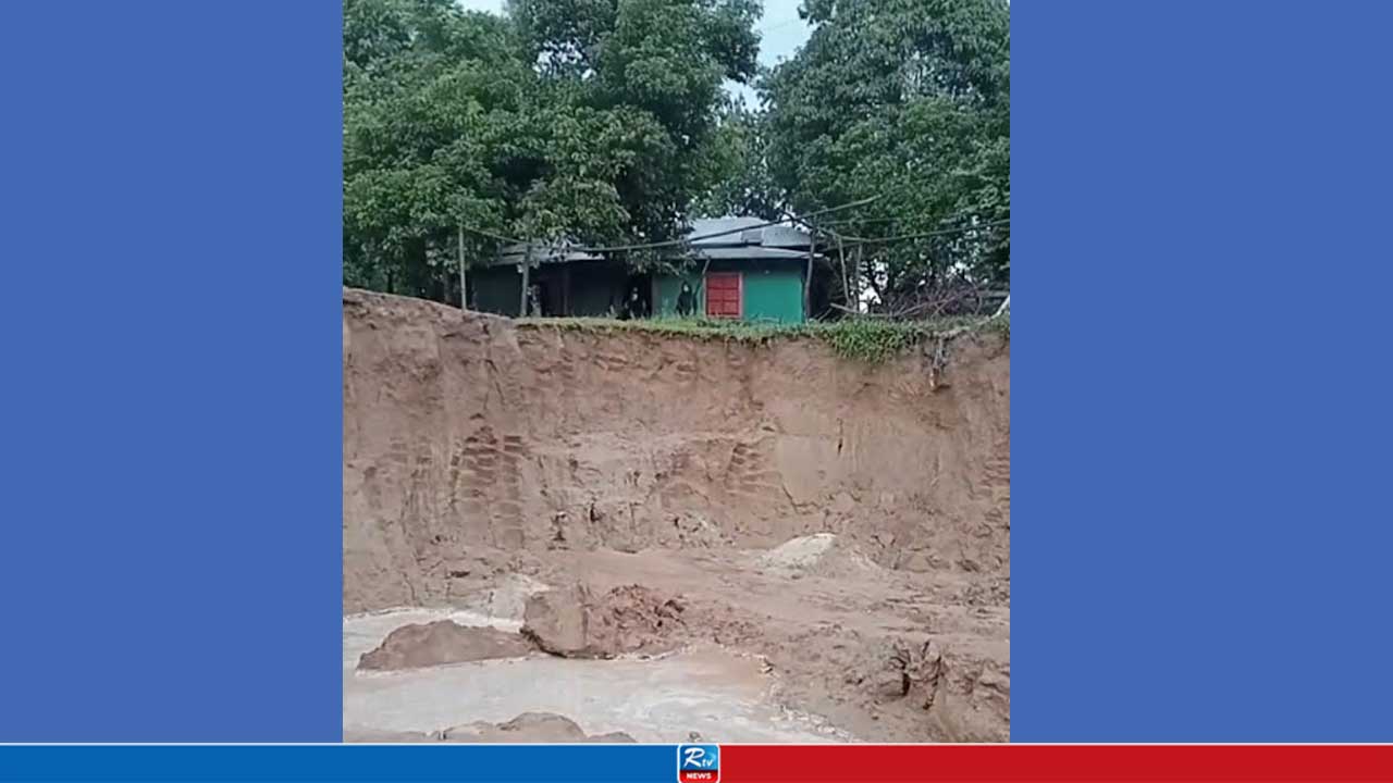খালের পাড় কেটে প্রকাশ্যে মাটি লুটপাট, হুমকির মুখে বাড়িঘর ও কৃষিজমি