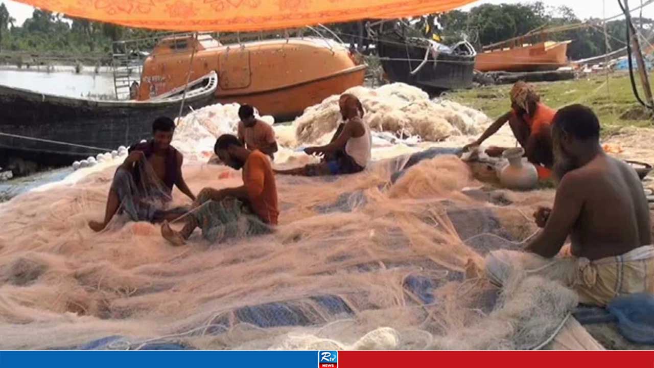 নিষেধাজ্ঞা শেষ হচ্ছে মধ্যরাতে, ইলিশ শিকারে প্রস্তুত জেলেরা