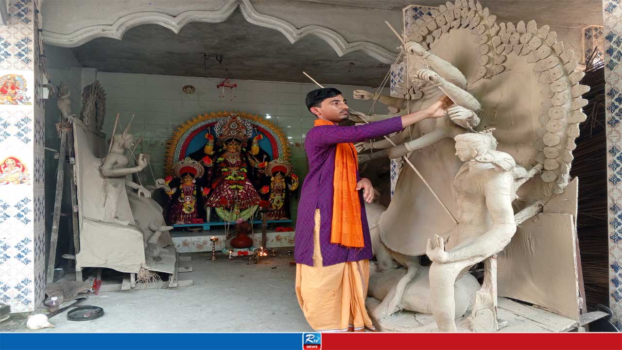প্রশিক্ষণ ছাড়াই প্রতিমা গড়ে নজর কাড়ল বিপন