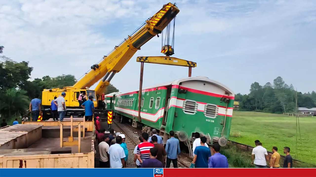 টাঙ্গাইলে লাইনচ্যুত হওয়া ট্রেনের উদ্ধার কার্যক্রম চলছে, তদন্ত কমিটি গঠন