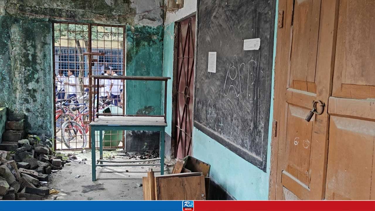 সামনে-পেছনে শিক্ষা অফিস, মাঝখানে ‘ধুকে মরছে’ জরাজীর্ণ বিদ্যালয়