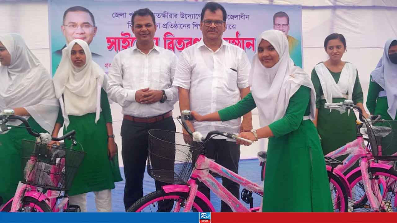 সাতক্ষীরায় মেধাবী শিক্ষার্থীদের মধ্যে বাইসাইকেল বিতরণ