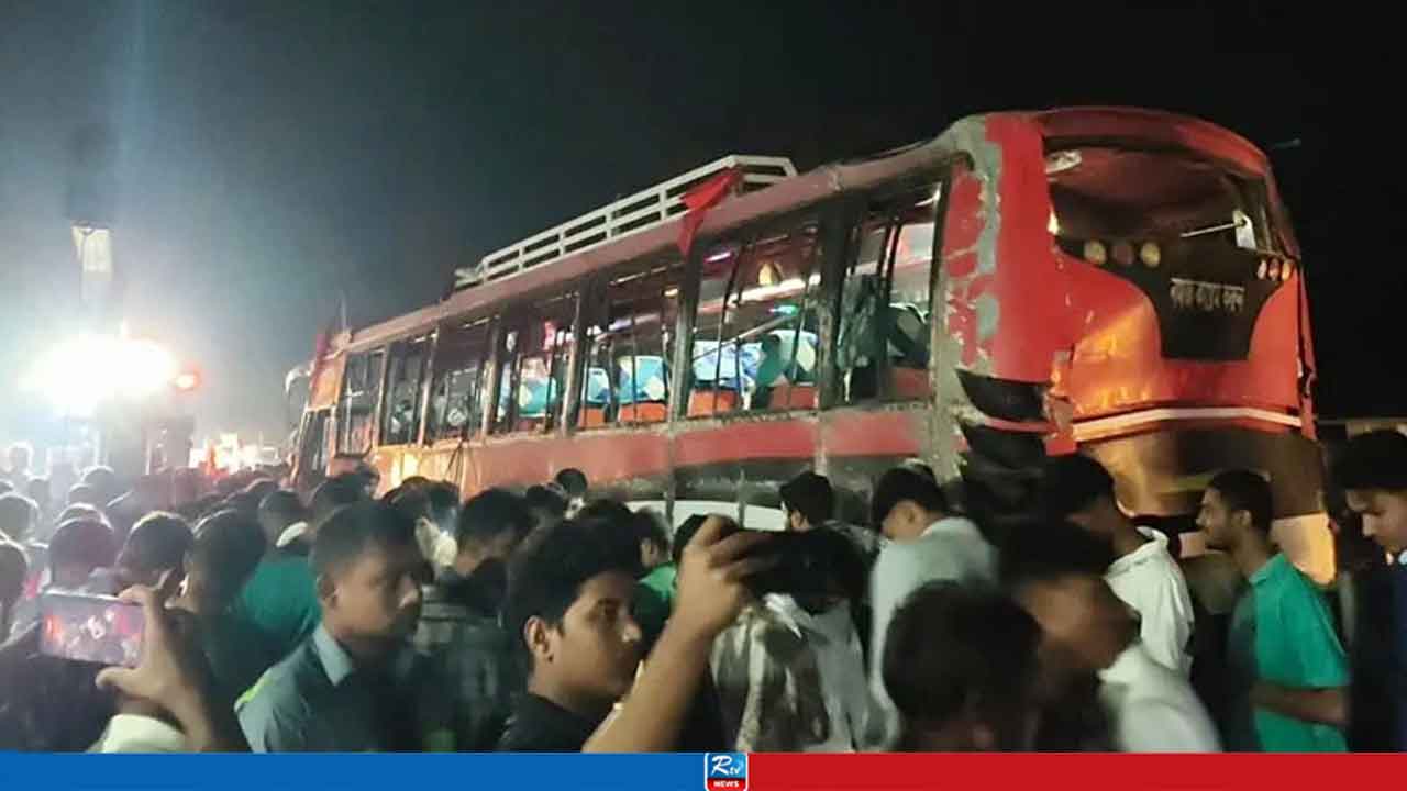 রংপুরের মহাসড়কে বৃষ্টির মধ্যে উল্টে গেল যাত্রীভর্তি বাস, বহু হতাহত 