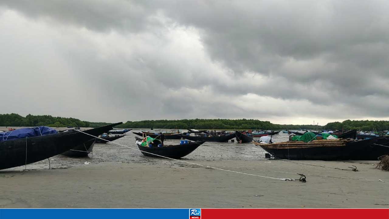 ঘূর্ণিঝড় ‘অর্ণবের’ প্রভাবে দুবলার চরে আটকা ৭ হাজার জেলে