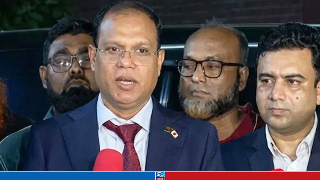 অন্য বিমানে ফেরার সুযোগ থাকলেও সফরসঙ্গীদের ছেড়ে যাননি প্রধানমন্ত্রী