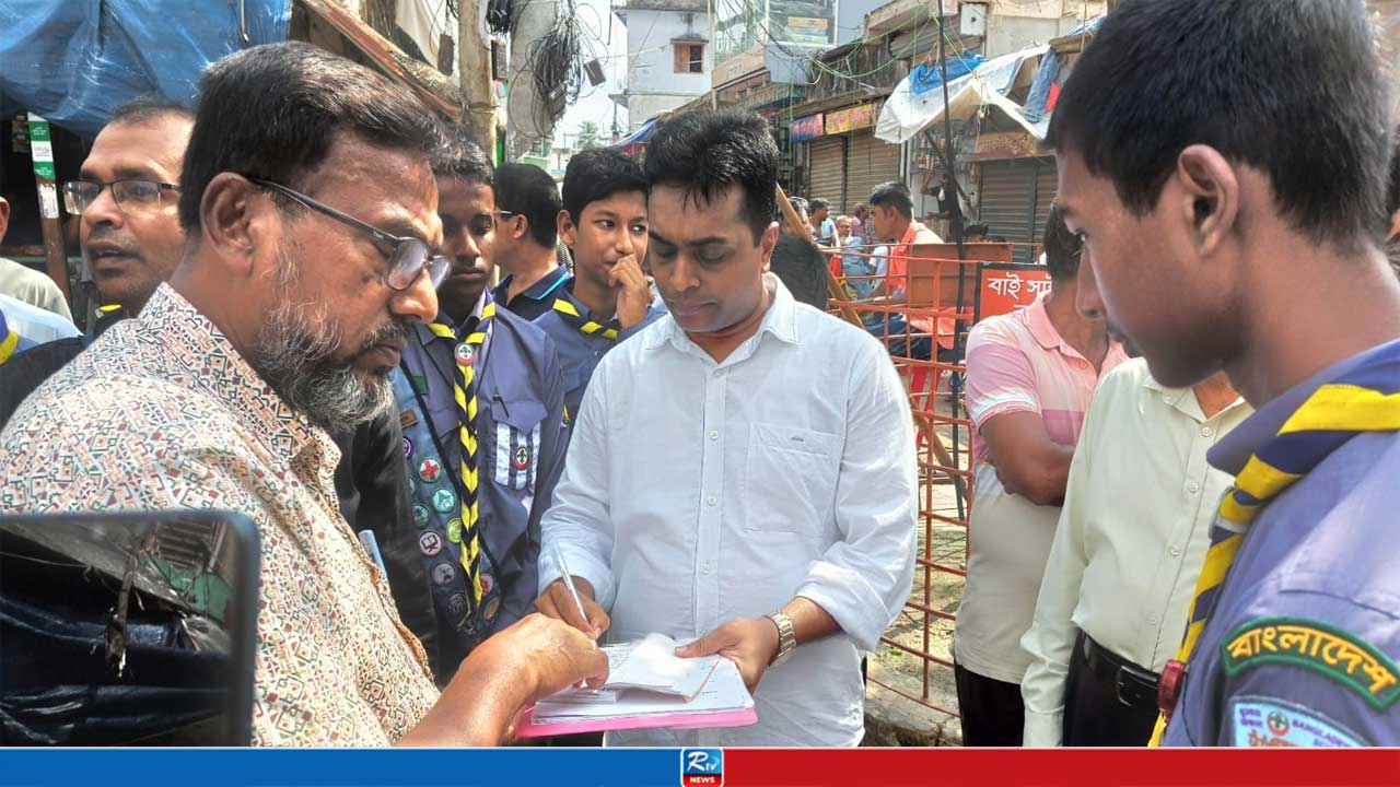 কলারোয়ায় রাস্তা দখল করার ‘খেসারত’ দিলেন ৯ ব্যবসায়ী